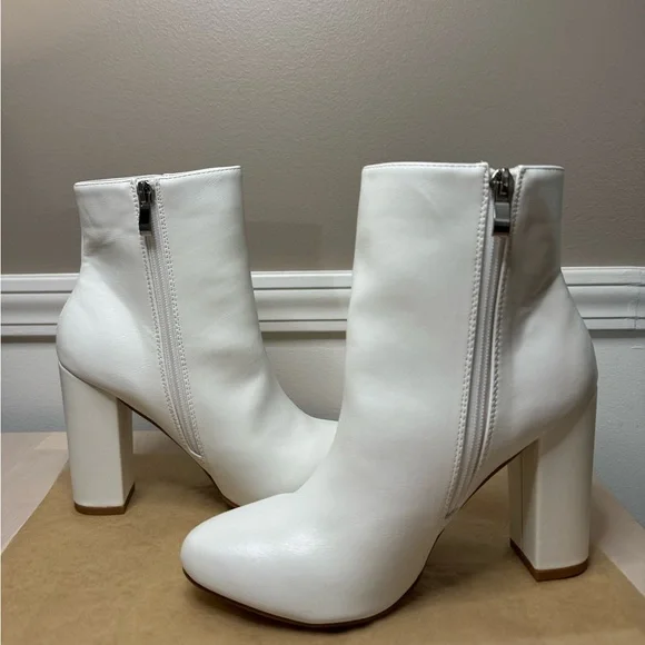 PrettyLittleThing Elegant White Ankle Boots - Picture 4 of 7